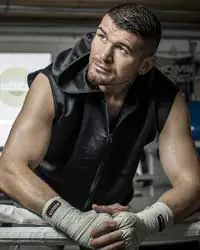 Der Inhaber Arnold Gjergjaj ist auch Trainer seines Arnold Boxfit 4133